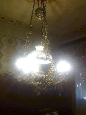Candelabru vechi de peste 150 de ani in stare buna si superb.