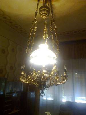 Candelabru vechi de peste 150 de ani in stare buna si superb.