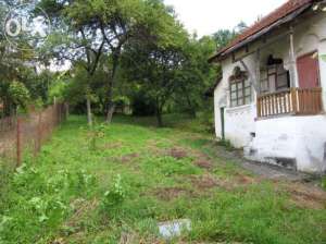 Olăneşti,  central,  str. Livadia nr. 29b,  vand teren constructii 428 mp,  casa veche 150