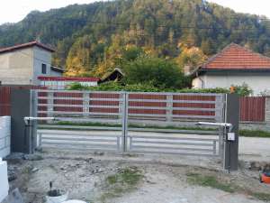 usi de garaj sectionale izolate automate cu telecomanda ieftine la pret,         automatizari porti,