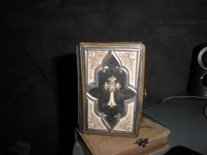 vand biblie in limba germana din 1895 sculptata din os