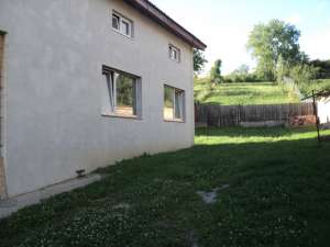 VAnd casa la tara  ,  la 4 km de Sibiu