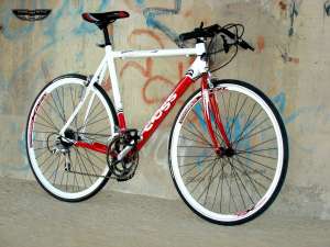 Bicicleta CROSS PELOTON,  ROTI 28" greutate 9, 8 kg.