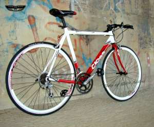 Bicicleta CROSS PELOTON,  ROTI 28" greutate 9, 8 kg.
