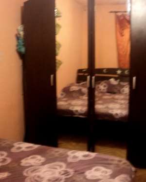 inchiriez 2 camere la curte URGENT