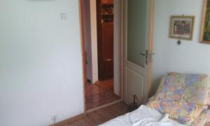 vand 2 camere semidecomandate la 1 min Cora