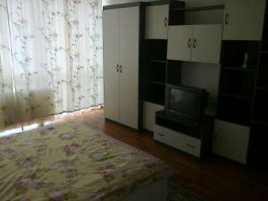 inchiriez apartament trei camere