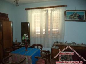 VAND  URGENT CASA SINGUR IN CURTE ZONA TIGLARI
