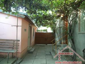 VAND  URGENT CASA SINGUR IN CURTE ZONA TIGLARI