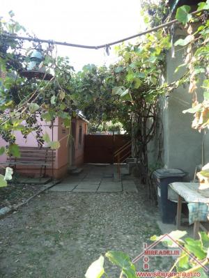 VAND  URGENT CASA SINGUR IN CURTE ZONA TIGLARI