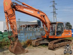 De inchiriat excavator cu senile de 25 tone Doosan