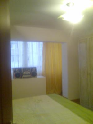imobil service international trei c. catedrala etaj 1superimbunatatit,   decomandat,  termopane