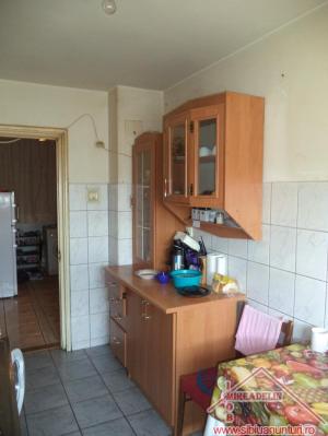 INCHIRIEZ  APARTAMENT 3  CAMERE MIHAI VITEAZU