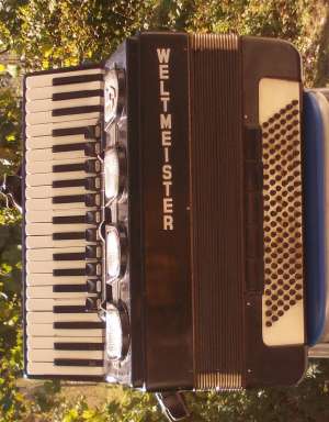 Vand acordeon WELTMEISTER cu 120 basi,  muzica de supita! Pret:650 euro