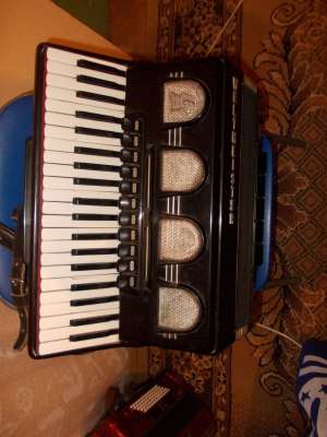 Vand acordeon WELTMEISTER cu 120 basi,  muzica de supita! Pret:650 euro