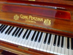 PIANINA GEBR PERZINN