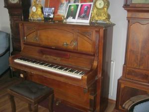 PIANINA GEBR PERZINN