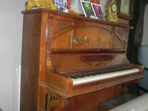 PIANINA GEBR PERZINN