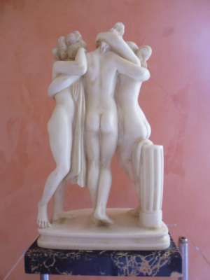 statuie pe soclu in marmura,  LES TROIS GRACES ,  semnata G. RUGGERI
