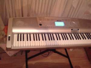 vand yamaha dgx 300 noua