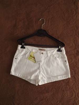Pantaloni blug dama scurti Bershka