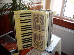 vind hohner tango2,  b/80 bass 750euro stare nou
