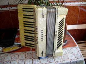 vind hohner tango2,  b/80 bass 750euro stare nou