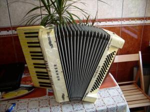 vind hohner tango2,  b/80 bass 750euro stare nou