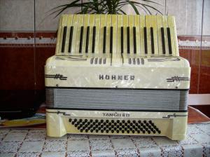vind hohner tango2,  b/80 bass 750euro stare nou
