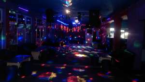 Vand echipament sonorizare,  lumini disco , mobilier