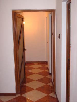 Inchiriez apartamente 2 camerept. birouri sau spatiu medic