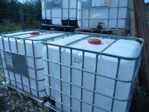 Bidoane plastic ( 1.000 L.) cu suporti metalici