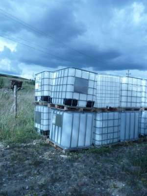 Bidoane plastic ( 1.000 L.) cu suporti metalici