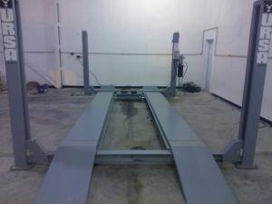 Elevator cu patru coloane,  5T pregatit pentru reglare suspensie si un cric auxiliar 3T