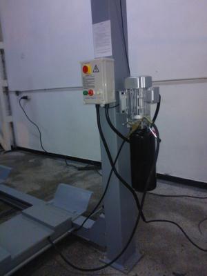 Elevator cu patru coloane,  5T pregatit pentru reglare suspensie si un cric auxiliar 3T