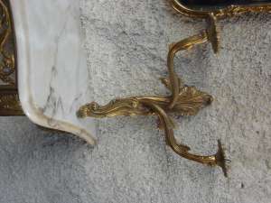 consola in bronz aurit cu placa marmura  , oglinda si aplice Louis XV,  550 euro