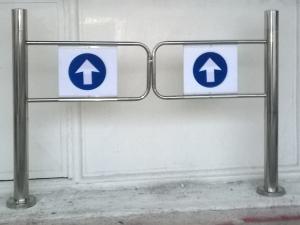 Porti de unic sens pentru intrare clienti in supermarket