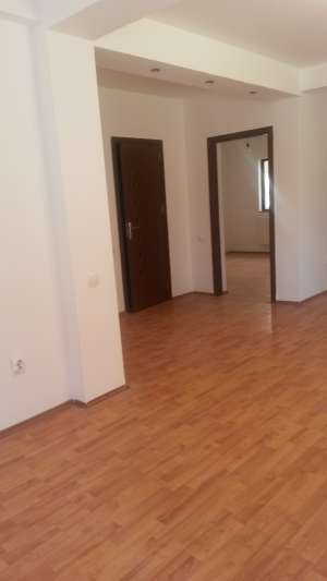 Apartament decomandat,  parter,  80mp,  curte 40,  metrou Dimitrie Leonida