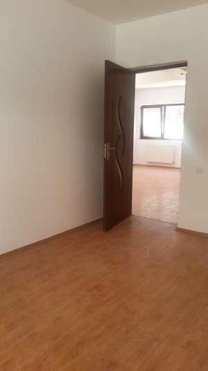 Apartament decomandat,  parter,  80mp,  curte 40,  metrou Dimitrie Leonida