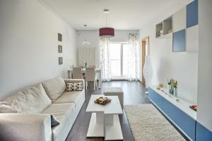 INCHIRIERE APARTAMENT 3 CAMERE TITAN CITY GARDENS,      POLICOLOR