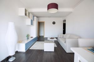 INCHIRIERE APARTAMENT 3 CAMERE TITAN CITY GARDENS,      POLICOLOR