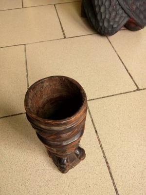 Vaza sculptata in lemn