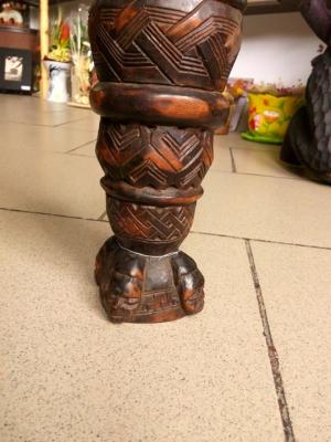 Vaza sculptata in lemn