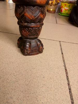 Vaza sculptata in lemn