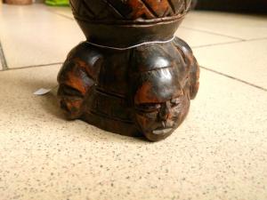 Vaza sculptata in lemn