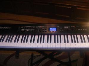 Vand pian roland rd 700 sx la cel mai mic pret