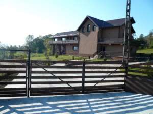Vanzare proprietate 3,  3 ha teren intravilan cu 2 case la cheie