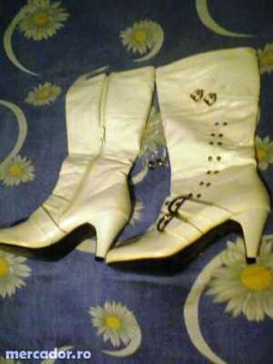 Cizme albe noi