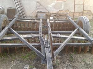 TRACTOR U 650 PLUG DISC ȘI REMORCA