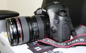 Camera Canon EOS 5D Mark III 22.3MP Digital SLR